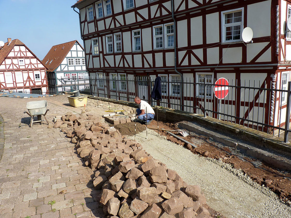 Pflaster- und Treppenarbeiten an St. Crescentius (Foto:Karl-Franz Thiede)